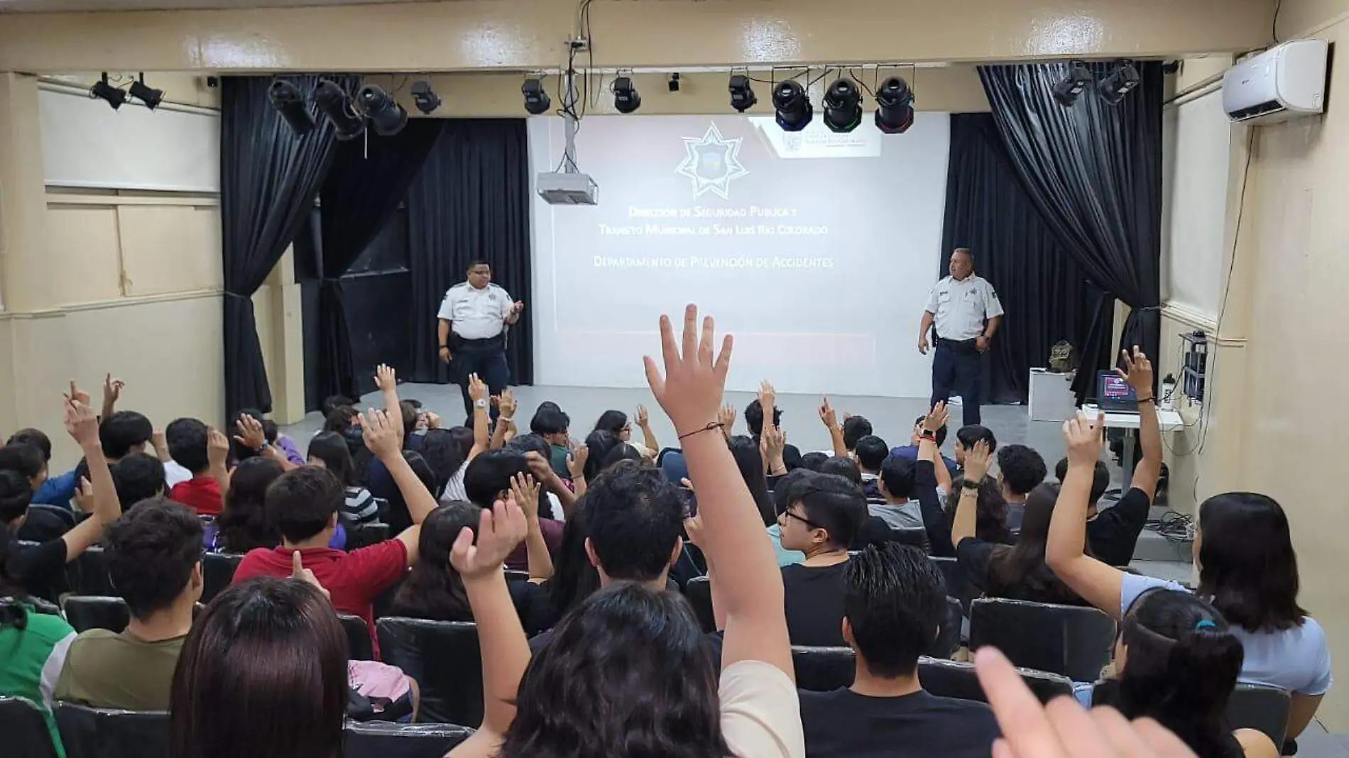 Alumnos del CBTIS reciben curso vial, como parte de asignatura con el fin de que lo aprueben y puedan lograr obtener permiso para conducir